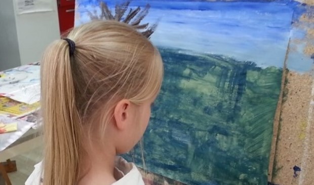 Een jonge cursist achter haar eigen schildersezel. (foto: pr)