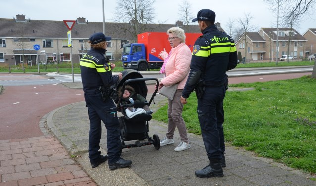 Voorrang op het zebrapad krijgen is niet altijd een vanzelfsprekendheid, gezien het aantal reacties van inwoners uit Waddinxveen over de Dreef. (tekst en foto: Nicole Lamers)