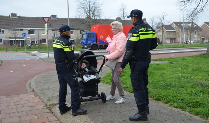 Voorrang op het zebrapad krijgen is niet altijd een vanzelfsprekendheid, gezien het aantal reacties van inwoners uit Waddinxveen over de Dreef. (tekst en foto: Nicole Lamers)