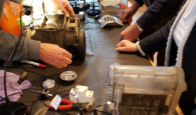 De vrijwilligers van het Repaircafé laten zaterdag hun handen wapperen.