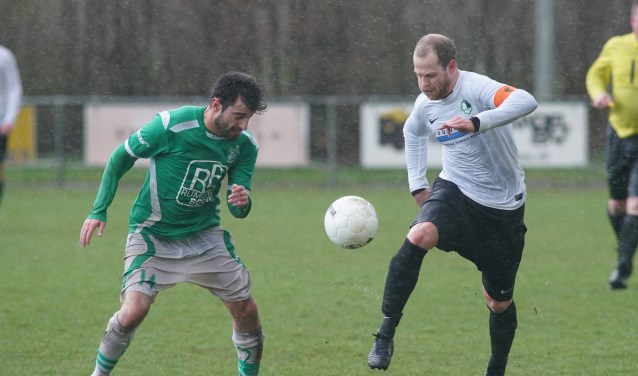 Martijn Kok is tijdens een hoosbui in balbezit. (foto: Stef Hoogendijk)