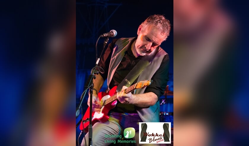 Gitarist/zanger Robbert Fossen van Muddy Waters. (foto: Kuno Mooren)