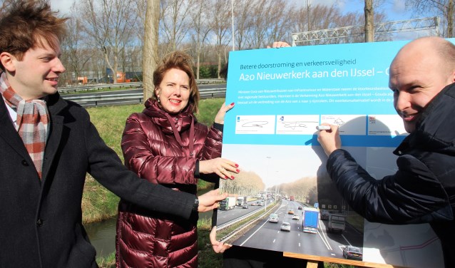 Gedeputeerde Vermeulen en minister Nieuwenhuizen gingen wethouder Schuurman voor bij het tekenen van de overeenkomst.