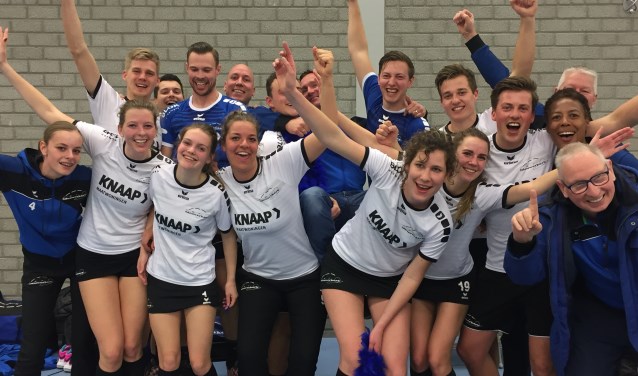 Spelers en staf vieren het kampioenschap van CKV Nieuwerkerk 2 in Sassenheim.