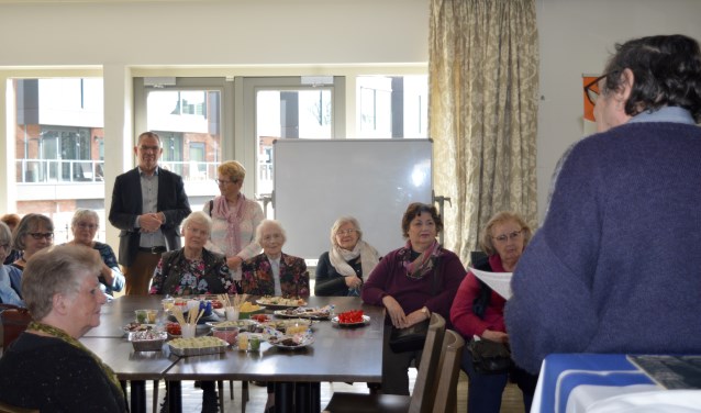 Oud-leden van de Vrouwenraad Zuidplas kwamen bijeen voor een reünie én de opening van de mini-tentoonstelling.