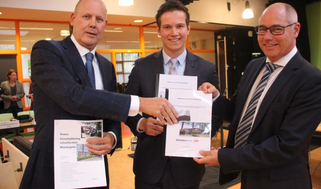 Tijdens de gemeenteraadsvergadering vorige week overhandigden Verdoes (midden) en Van der Spek (rechts) het onderzoek.