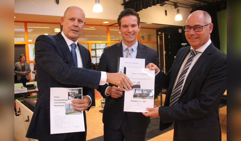 Tijdens de gemeenteraadsvergadering vorige week overhandigden Verdoes (midden) en Van der Spek (rechts) het onderzoek.