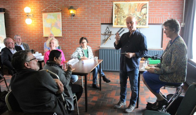 Juf Mariete de Wit had het boek 'Kruimeltje' meegebracht. (foto en tekst: Erik van Leeuwen)