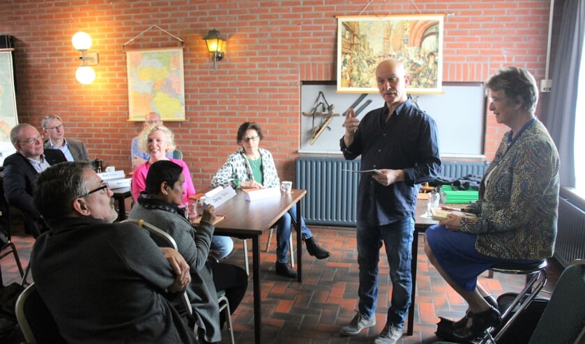 Juf Mariete de Wit had het boek 'Kruimeltje' meegebracht. (foto en tekst: Erik van Leeuwen)
