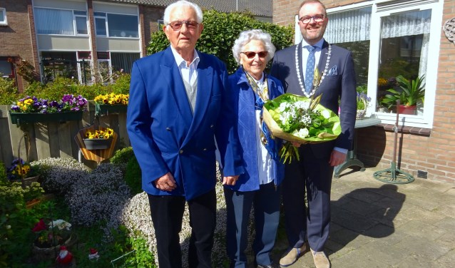 Het actieve echtpaar De Graaf kreeg bezoek van burgemeester Servaas Stoop.