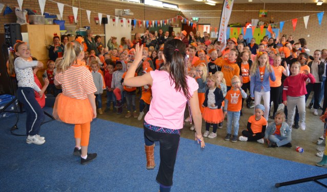 De Koningsspelen begonnen op basisschool Kleurrijk met het Koningslied. (foto en tekst: Nicole Lamers)