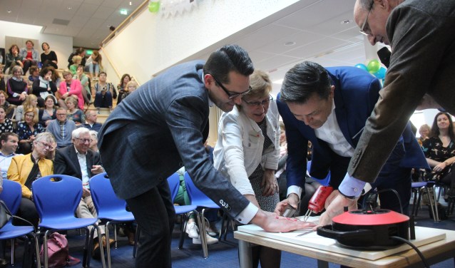 Met een soldeerbout werd de ring gesmeed die het 'huwelijk' tussen de bewoners van de Brede School bezegelt.
