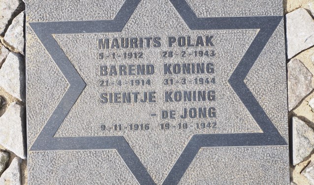 Namen, geboorte- en sterfdata van de drie in Rotterdam geboren weggevoerde Joden van 's-Gravenweg 196, staan nu op de voet van de naald.