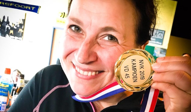 De kersverse kampioen toont de gouden medaille. (foto en tekst: Erik van Leeuwen)