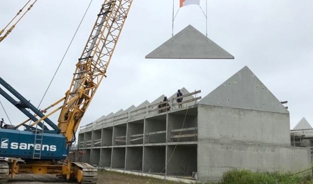 De tijdelijke school in het Koningskwartier, waar nog steeds volop wordt gebouwd, telt straks acht lokalen en biedt ruimte aan kinderopvang. (arhieffoto)