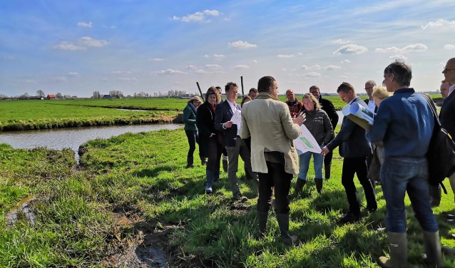 Met rubberlaarzen trok het gezelschap de polder in om meer te weten te komen over de gezamenlijke opgave.