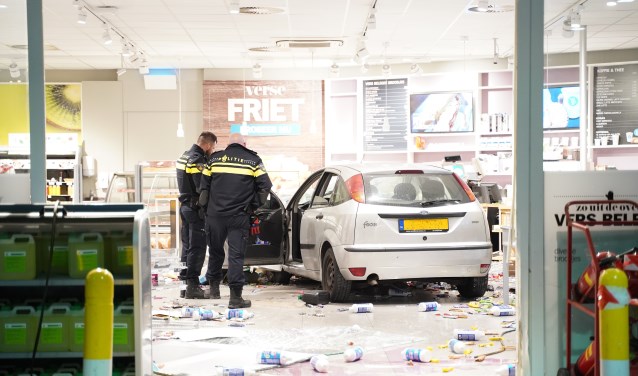 Niemand raakte gewond; de inzittenden vluchtten de winkel uit, maar konden worden aangehouden.