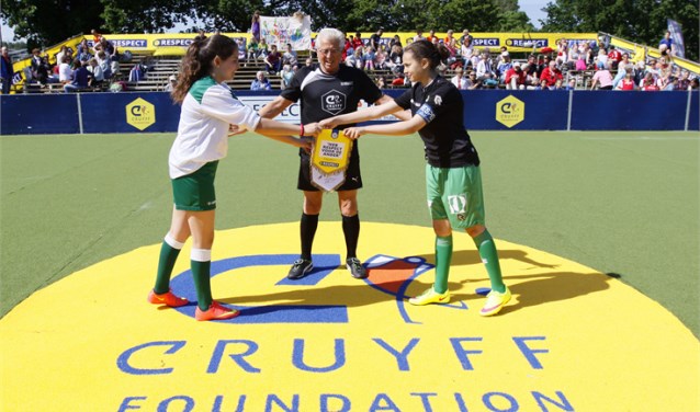 Een Cruyff Court is ook een middel om thema’s aan te kaarten als integratie, samenspelen en normen en waarden.