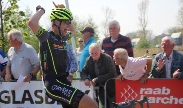 Marvin van Spronsen uit Naaldwijk werd eerste bij de Ronde van Waddinxveen.