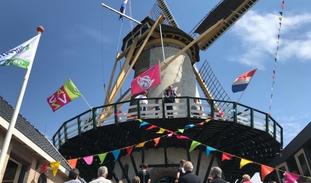 De molen wordt feestelijk aangekleed voor Nationale Molendag. (foto: pr)
