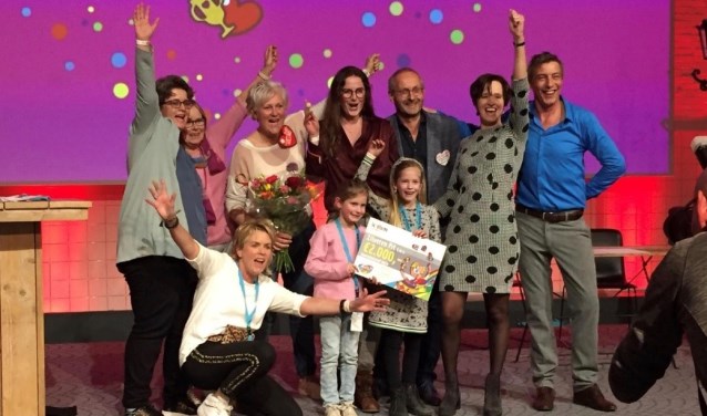 Mariska Arron, Yvonne Janssen, Petra Wiltenburg, Emma, Veerle, en Jeanine van Leeuwen samen met de vakjury tijdens de landelijke finale van Kern met Pit in Amersfoort.