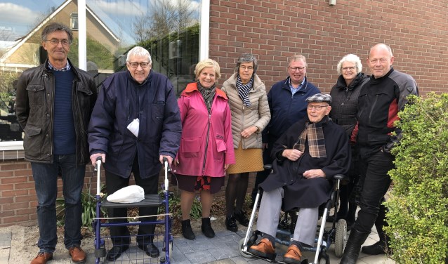 Bob de Vos (met pet) onthulde zelf het naambord van de naar hem genoemde doorgang.