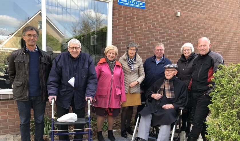 Bob de Vos (met pet) onthulde zelf het naambord van de naar hem genoemde doorgang.
