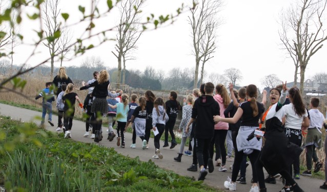Even een warming-up voordat de leerlingen van Da Danza de uitdaging aangaan. (foto: pr)