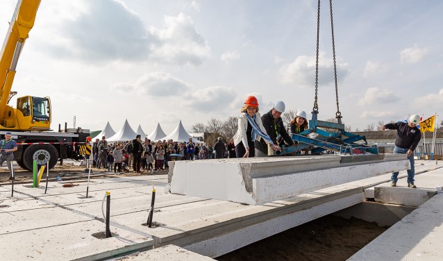 Wethouder Atzema verrichtte samen met enkele toekomstige bewoners de openingshandeling voor de start van de bouw. (foto:pr)