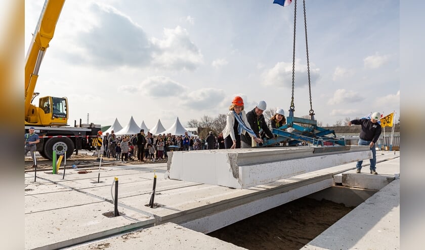 Wethouder Atzema verrichtte samen met enkele toekomstige bewoners de openingshandeling voor de start van de bouw. (foto:pr)