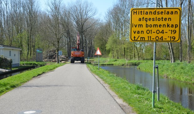 Na de kap van zo'n 240 populieren is de Hitlandselaan weer open.