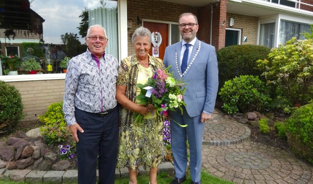 Het Rotterdamse echtpaar kwam 38 jaar geleden naar Nieuwerkerk aan den IJssel. (foto en tekst: Cees Visser)