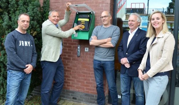 In oktober 2018 werd een buiten-AED geplaatst bij de HOED in Nieuwerkerk. (foto: Judith Rikken)