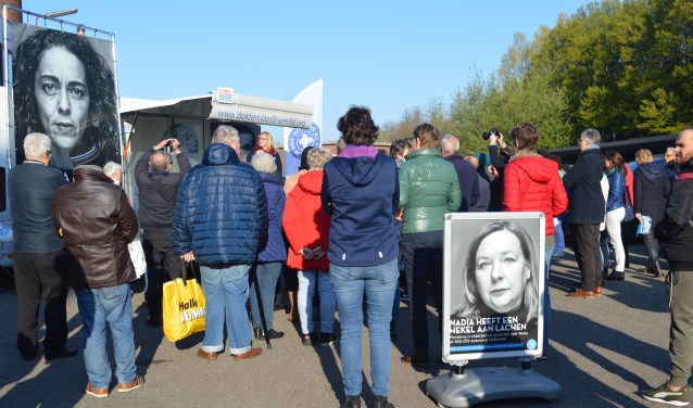Voor de ingang van de voedselbank aan de Noordkade werd het startsein gegeven voor de mondzorgcampagne. (foto en tekst: Nicole Lamers)