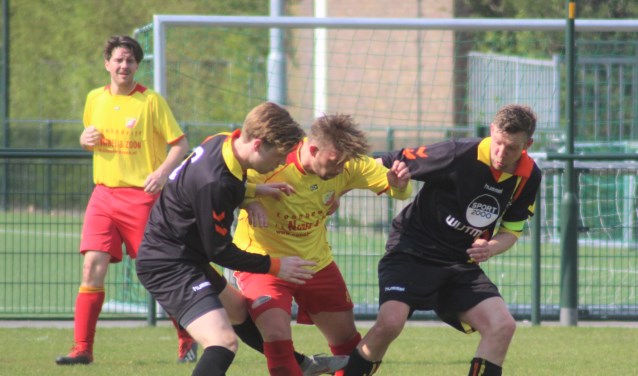 Peter van der Hoek (rechts) was de maker van de tweede ASW-goal. (foto en tekst: Erik van Leeuwen)