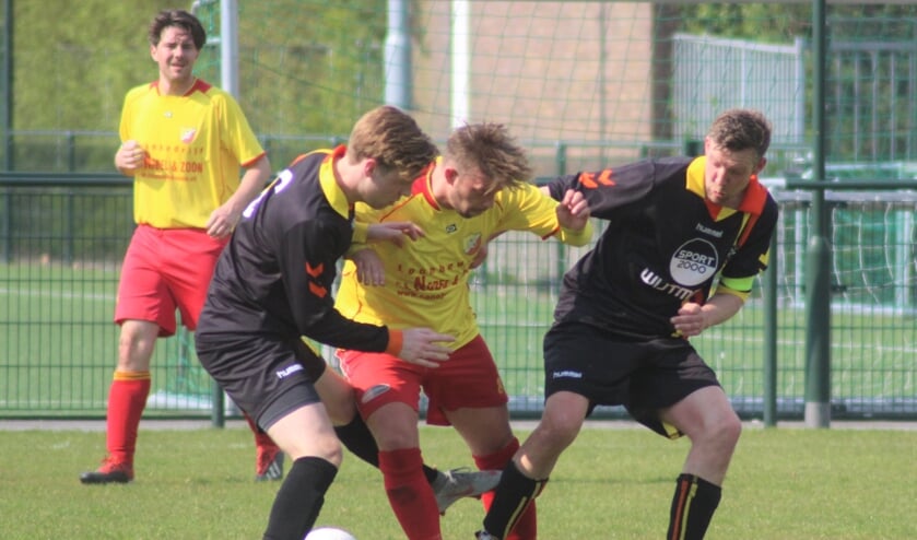 Peter van der Hoek (rechts) was de maker van de tweede ASW-goal. (foto en tekst: Erik van Leeuwen)