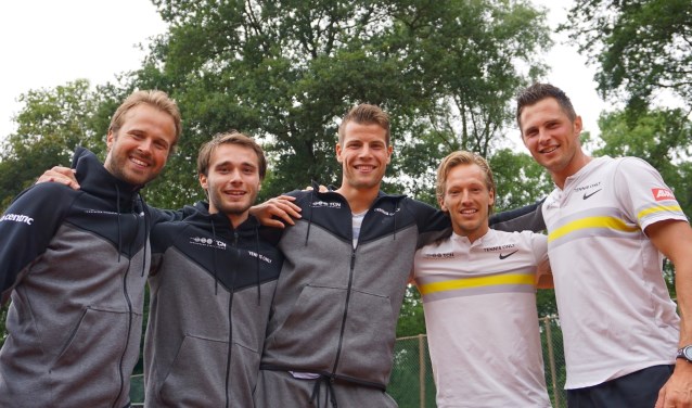 Bart van den Berg (midden) met het succesvolle team van de Nieuwerkerkers.