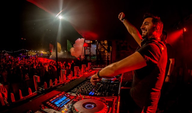 Dj Luca Perra is gestrikt door de stichting New Wings van de Waddinxveense oprichter Ewa Szalwinska. (foto: Gerard Henninger)