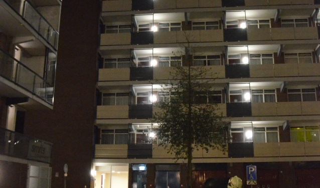 Op het dak van een flat aan Kerkweg West was een persoon gezien. (Rob de Jong/ 112hm.nl)