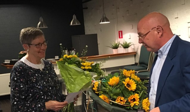 Zonnebloemen en een gouden speld voor Zonnebloemvrijwilliger Rinie van de Nouweland.