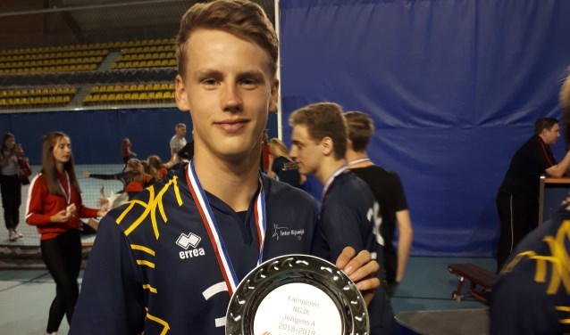 Sam van der Loo met de kampioensschaal. (foto: pr)