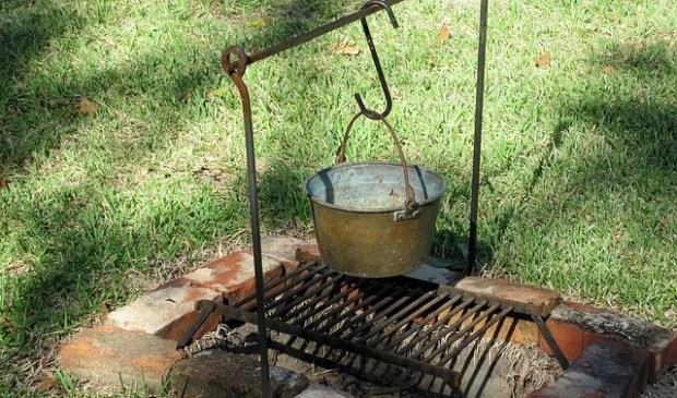 Buiten koken kan op veel manieren. (foto: Beverly Mixon via Pixabay)