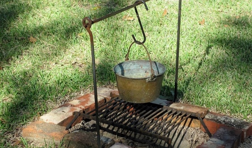 Buiten koken kan op veel manieren. (foto: Beverly Mixon via Pixabay)