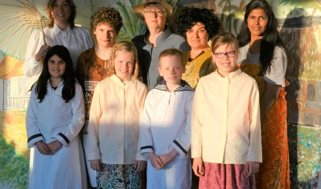 De cast van theatergroep Maskerade speelt een straattheaterstuk naar het boek van Max Havelaar/Multatuli. (foto