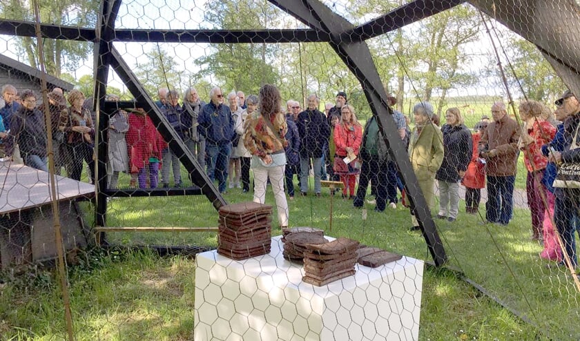 Beeldend kunstenaar Natascha J.A. Rodenburg heeft haar werk uit veiligheidsoverwegingen achter gaas gezet. (foto: Stichting Leefgoed De Olifant)