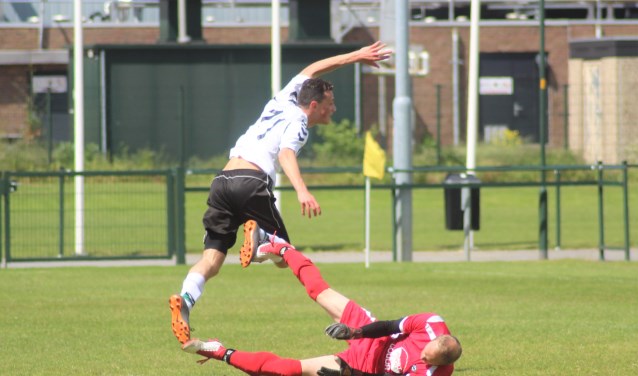 Kevin Overdijk gaat in de fout en RCD scoort 0-2. (tekst en foto: Erik van Leeuwen)