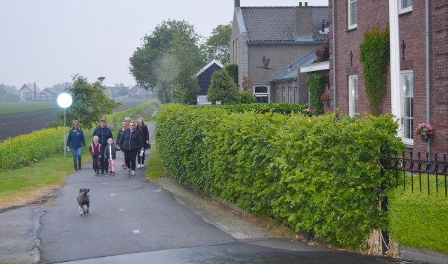 Was het dauw- of regentrappen? De wandelaars liepen in groepjes de 8 kilometer lange wandeltocht.