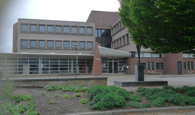Het oude raadhuis aan het Raadhuisplein. (foto: HvH)
