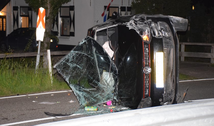 De vrouw kon zelf de auto verlaten en kwam er met de schrik vanaf. (foto: AS Media)