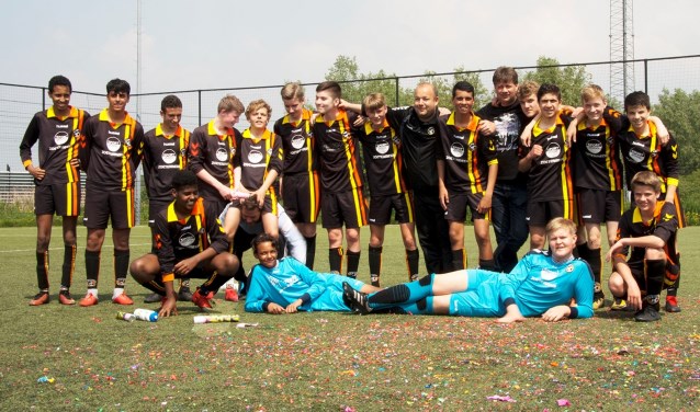 Hoewel een gelijkspel voldoende was, werd het kampioenschap gevierd met een fikse overwinning: 4-0.
